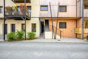 una strada vuota di fronte a un edificio di Le Charles 1 a Montbéliard