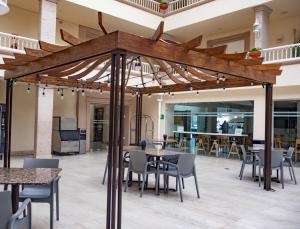 Un restaurante u otro lugar para comer en Best Western PLUS Monterrey Colón