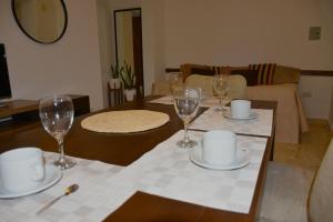 un tavolo con bicchieri da vino e piatti sopra di Patagonia 55 a Neuquén Altre 5 foto