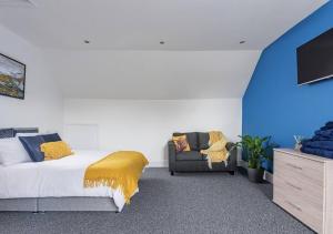 une chambre avec un lit et un canapé dans l'établissement Sedgley-wolverhampton-contractors -4 Beds-parking, à Sedgley