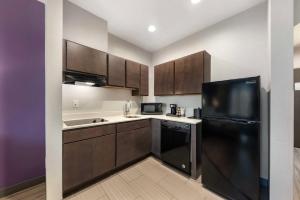 Kuchyň nebo kuchyňský kout v ubytování Best Western Plus Buda Austin Inn & Suites