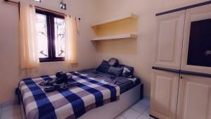 Ένα ή περισσότερα κρεβάτια σε δωμάτιο στο M2 Homestay Jogja