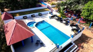 una vista aérea de una piscina con techo rojo en Chez BZ, en Kindia