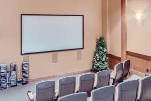 einen Konferenzraum mit einem Bildschirm und einem Weihnachtsbaum in der Unterkunft Stonegate Resort Unit A403 in Kelowna + 27 Fotos