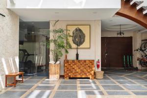 un vestíbulo con una mesa de madera y una puerta en Villa Tikal, en Tulum