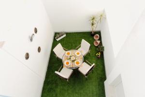 an overhead view of a dining table and chairs on a green lawn at Casa Bahía in El Puerto de Santa María