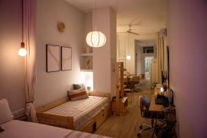 Un pat sau paturi într-o cameră la Apartamento con terraza Junto a Ruzafa