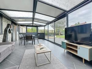 Μια τηλεόραση ή/και κέντρο ψυχαγωγίας στο Maison 2 chambres avec Jardin et Garage