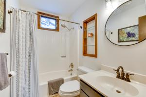 Bilik mandi di 6 Mi to Skiing Home with Hot Tub in Seven Devils! +36 gambar