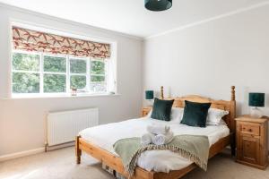 une chambre avec un lit et une fenêtre dans l'établissement Large Grade II Listed House & Garden nr Beaches, à Saint Columb Major