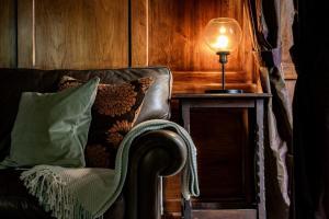 - un salon avec un canapé et une lampe sur une table dans l'établissement Large Grade II Listed House & Garden nr Beaches, à Saint Columb Major