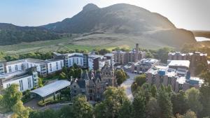 爱丁堡Summer Stays at The University of Edinburgh的城市的空中景观,背景是高山