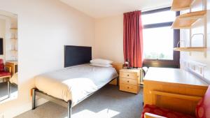 Summer Stays at The University of Edinburgh客房内的一张或多张床位