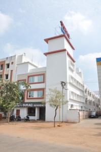 un edificio blanco con un cartel encima en Surag Residency en Tiruchchirāppalli