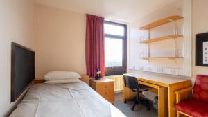 Summer Stays at The University of Edinburgh客房内的一张或多张床位
