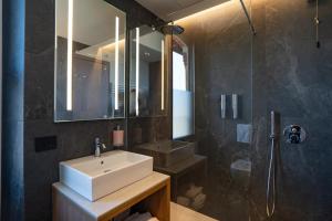 Koupelna v ubytování La Molgora Hotel + 37 fotografií