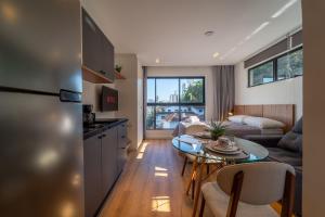 Η κουζίνα ή μικρή κουζίνα στο UP 401 | Mobiliado | WIFI | Piscina | Vaga