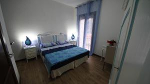 ein kleines Schlafzimmer mit einem Bett und einem Fenster in der Unterkunft Affittacamere Sa Mariola in Sorgono