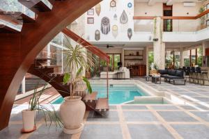 una casa con piscina y escalera en Villa Tikal, en Tulum