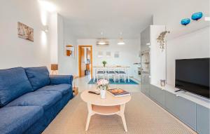 Televisyen dan/atau pusat hiburan di 3 Bedroom Lovely Apartment In La Ràpita