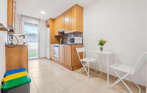 Dapur atau dapur kecil di 3 Bedroom Lovely Apartment In La Ràpita