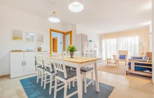 Dapur atau dapur kecil di 3 Bedroom Lovely Apartment In La Ràpita
