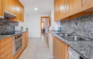 Dapur atau dapur kecil di 3 Bedroom Lovely Apartment In La Ràpita