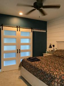 ein Schlafzimmer mit einem Bett und einem Deckenventilator in der Unterkunft White house in Gravois Mills