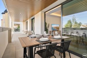 Posezení v ubytování ViVi Homes - Jade Beautiful Apartment with Spa, Pool and Cinema 200 meters from the beach