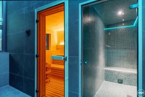 フエンヒロラにあるViVi Homes - Jade Beautiful Apartment with Spa, Pool and Cinema 200 meters from the beachのシャワーとガラスのドアが付いたバスルーム +42枚の写真
