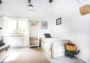 MarsalèsにあるMaison Secrete Studio Apartmentのベッドと窓のある白い寝室 +8枚の写真