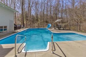 une piscine dans une cour à côté d'une maison dans l'établissement Brand New Getaway with Pool, Theater and Game Room, à Holland 9 autres photos