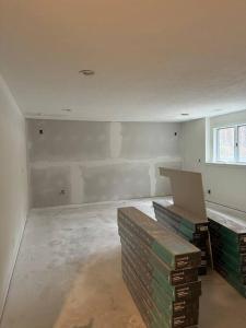 une pièce vide avec des boîtes et une fenêtre dans l'établissement Brand New Getaway with Pool, Theater and Game Room, à Holland