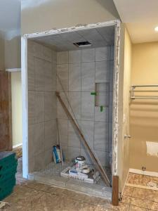 une salle de bain en cours de rénovation avec un mur en verre dans l'établissement Brand New Getaway with Pool, Theater and Game Room, à Holland