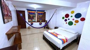 een slaapkamer met een bed en een hangmat. bij Hotel Casa del Mar Mazunte in Santa María Tonameca