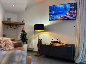Telewizja i/lub zestaw kina domowego w obiekcie Les Trois Chaufatons - Chalets Boutiques