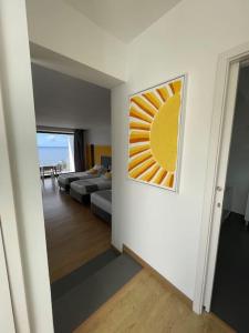 CapeloにあるSUN Studio - Apartamentos Vista do Atlânticoのソファと壁に絵が飾られたリビングルーム +18枚の写真