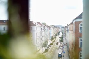 a view of a street in a city with buildings at EDLER WOHNRAUM Noble Stadtoase mit Boxspringbett, Kaffeevollautomat & Parkplatz in Zwickau