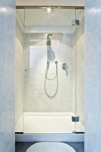 Koupelna v ubytování Good Wine Apartments + 51 fotografií