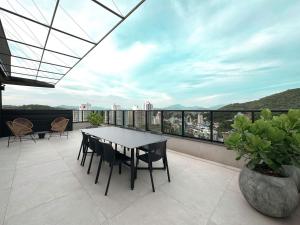 a table and chairs on a balcony with a view at Loft Studio com Piscina em Blumenau ZW3837 in Blumenau