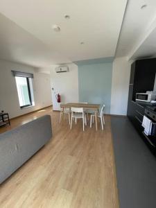 Η κουζίνα ή μικρή κουζίνα στο OCEAN Apartamentos Vista do Atlântico