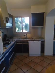 a kitchen with a sink and a dishwasher at Villa Cassis 1-6 pers proche Marseille et Parc national des Calanques in Cassis