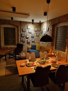 a living room with a table and a couch at Apartament Loftowy Głuszyca in Głuszyca