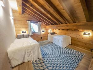 a bedroom with two beds in a wooden cabin at Chalet confortable 10 pers. au centre de St Martin de Belleville, proche téléski et commodités - FR-1-452-67 in Saint-Martin-de-Belleville