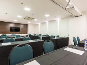 Área de negócios e/ou sala de conferências em Athos Bulcão Hplus Executive