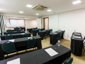 Área de negócios e/ou sala de conferências em Athos Bulcão Hplus Executive
