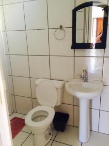 ein Badezimmer mit Toilette und Waschbecken in der Unterkunft Capivari Centro Hotel in Capivari