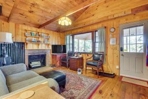 Χώρος καθιστικού στο Camp Crescendo Rustic Waterboro Cabin By Lake