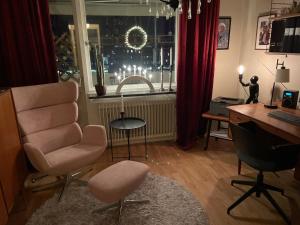 Χώρος καθιστικού στο Lägenhet mitt i City