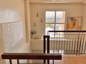 MandurriaoCC Loft的窗户客房内的木凳